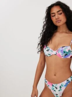 NA-KD Bikini Tops Met Beugel T-shirt Bh Bikinitop Dames Pastelblauw -Sunseeker Winkel d3846952037aecb64a75a282f9b99e7a